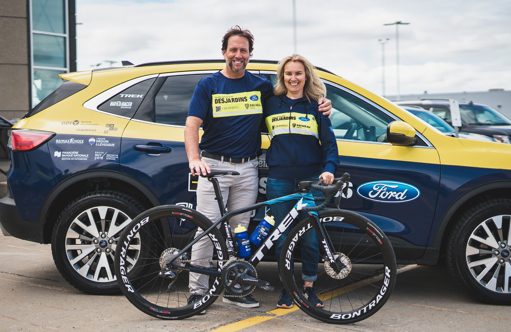 2021 - Éric Primeau et Christine Gillard, entraineure de l'équipe cycliste Desjardins-Ford. Primeau Vélo est un fier commanditaire de l'équipe