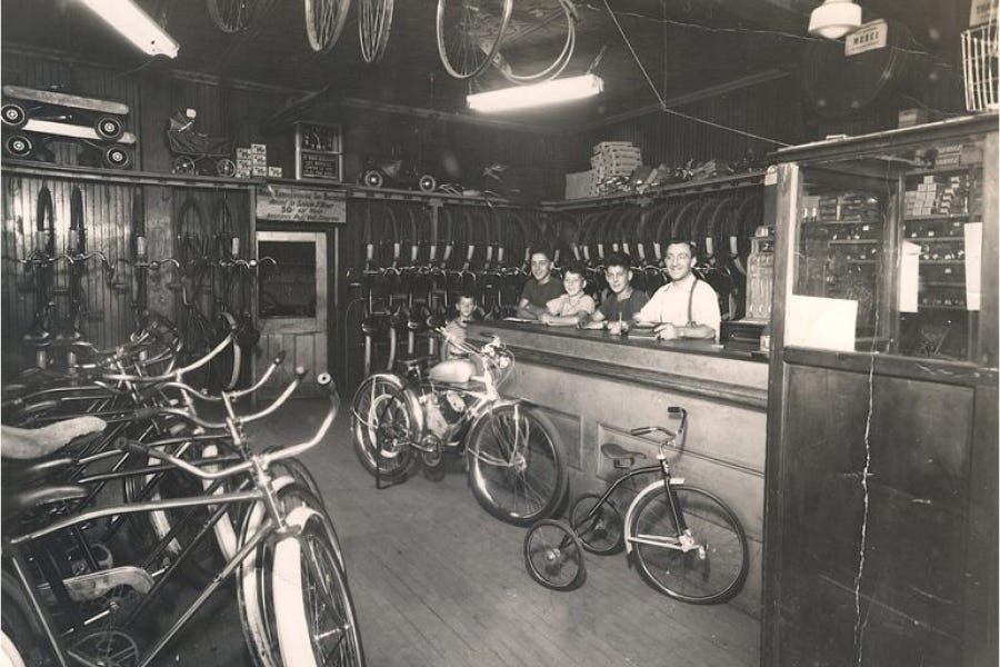 1947 - Primeau Bicycles sur la rue Rouen à Montréal (Intérieur) - Tout premier magasin Primeau Vélo au Canada