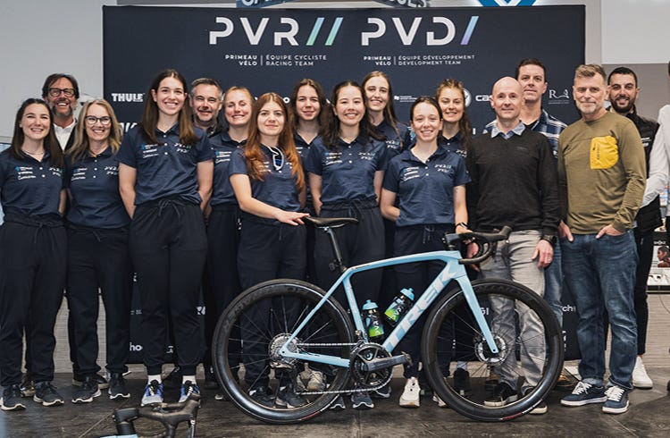 2021 - Éric Primeau et Christine Gillard, entraineure de l'équipe cycliste Desjardins-Ford. Primeau Vélo est un fier commanditaire de l'équipe