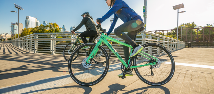 Deux cyclistes roulant en ville sur des vélo hybrides Cannondale