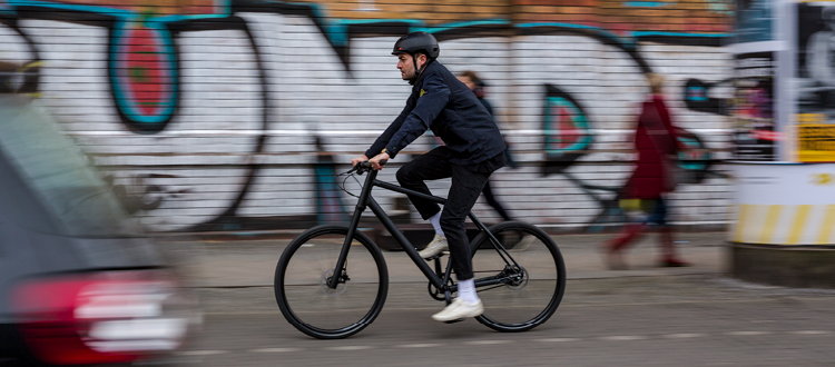 Un cycliste qui roule dans une ruelle sur un vélo urbain