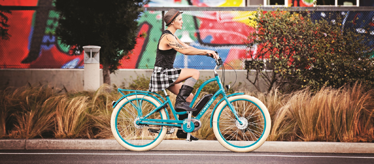 Une femme sur un vélo cruiser de ville bleu