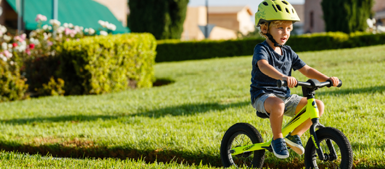 Petit garçon sur vélo pour enfant 12 pouces vert